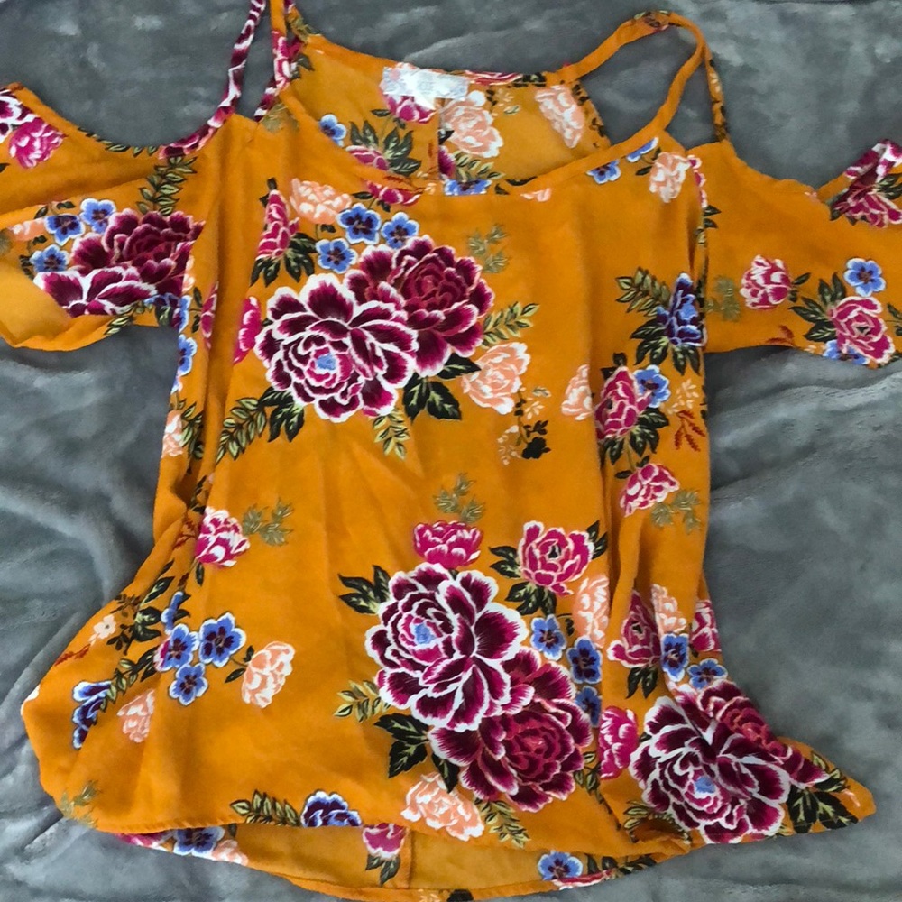 Yellow floral blouse🌻🌼